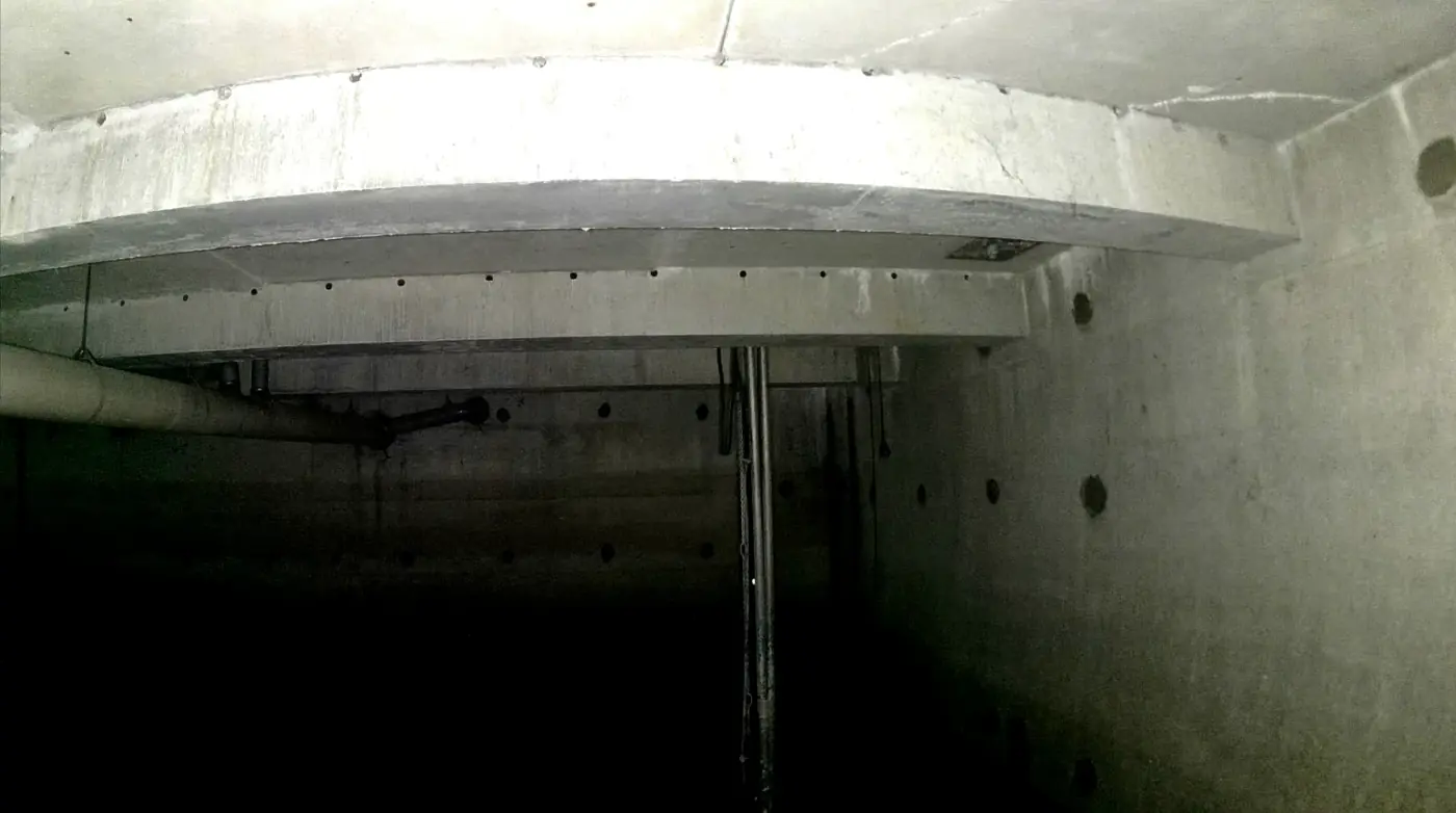 Intérieur d'un bassin d'eau inspecté par drone