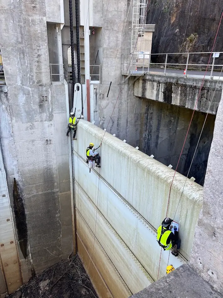 Cordistes inspectant les parois d'un barrage