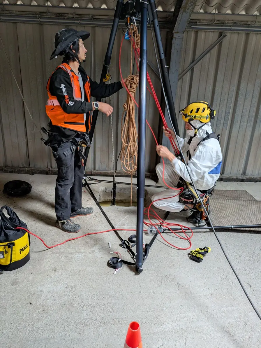 Cordistes préparant la descente dans un silo