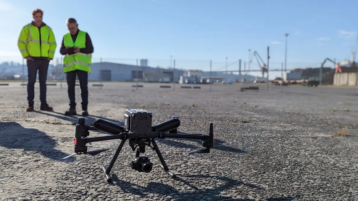 Drone d'inspection et télépilotes sur un site industriel