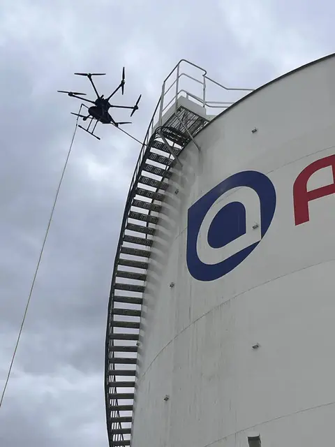 Drone inspectant un réservoir de stockage