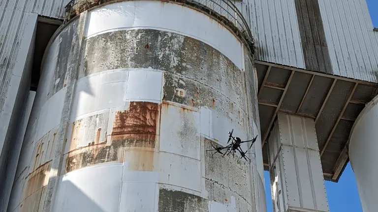 Drone inspectant des silos