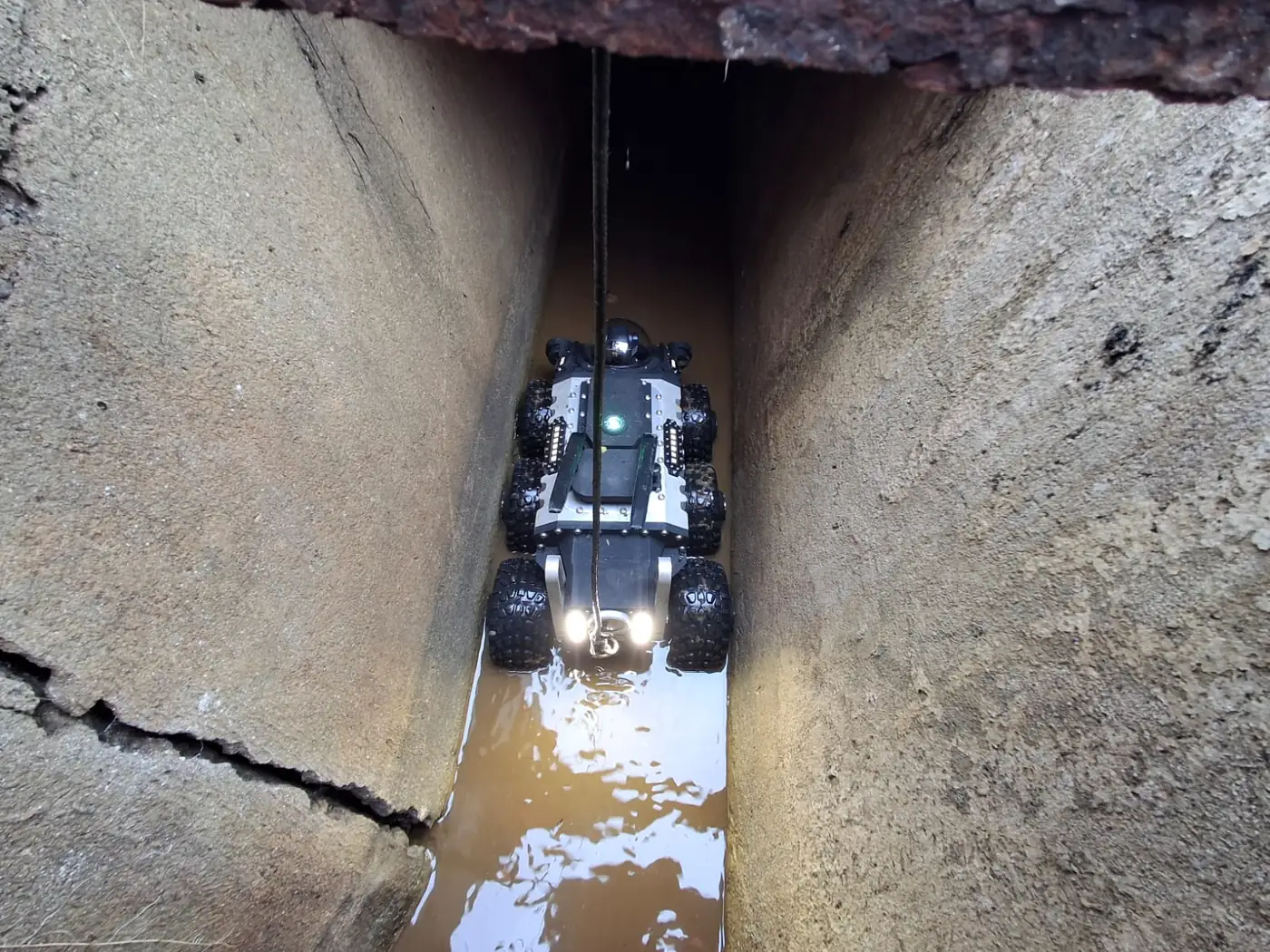 Drone roulant dans le canal de dérivation d'une station d'épuration