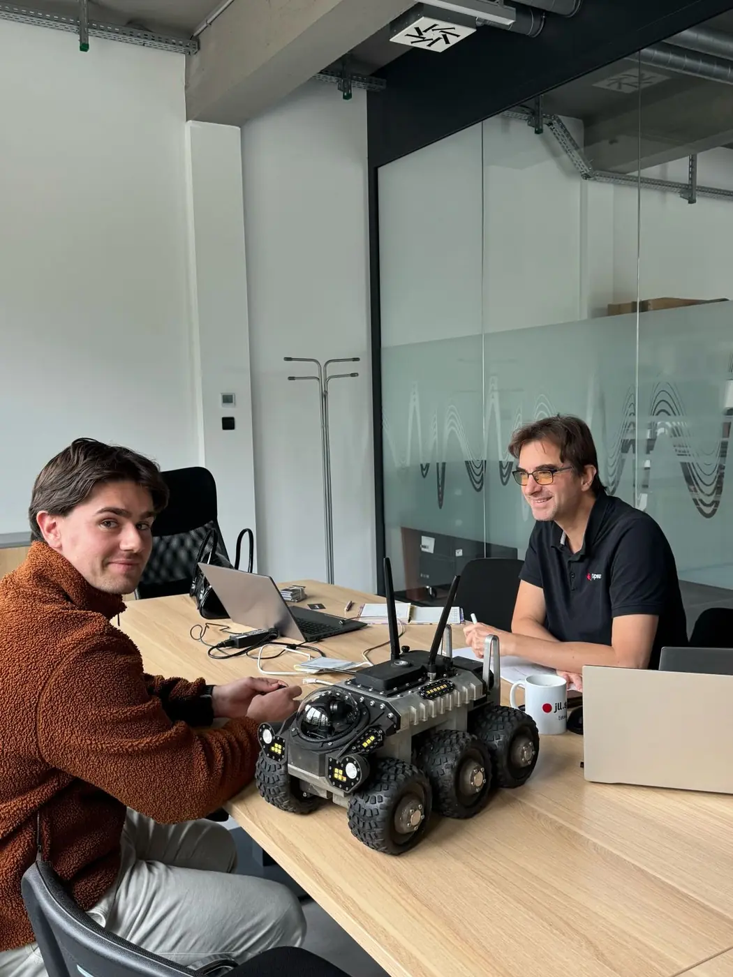 Ingénieurs préparant une mission avec un robot d'inspection