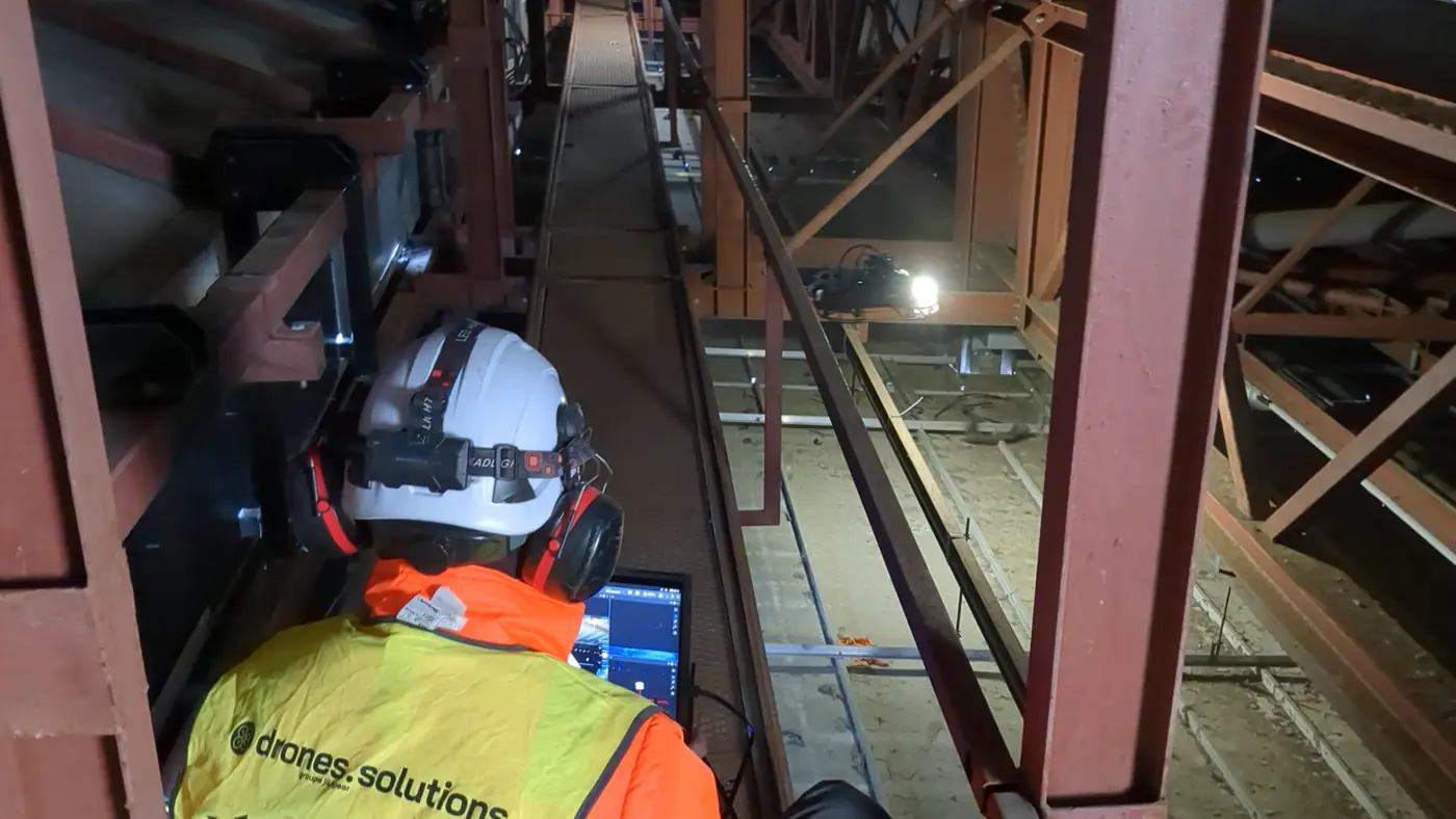 Inspection de la structure d'un auvent de gare de péage