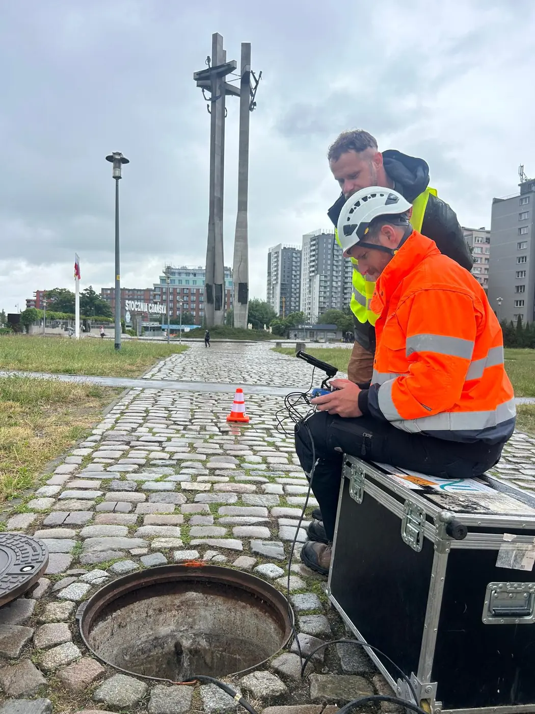 Équipe préparant l'inspection d'un égout par drone à Gdańsk