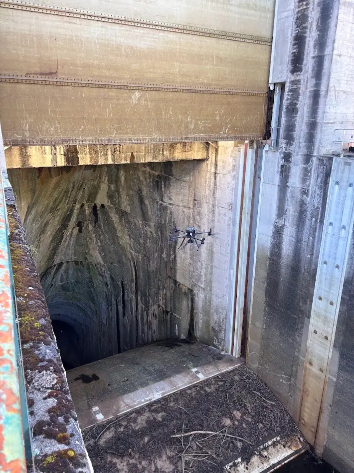 Murs guideaux d'un barrage avant inspection