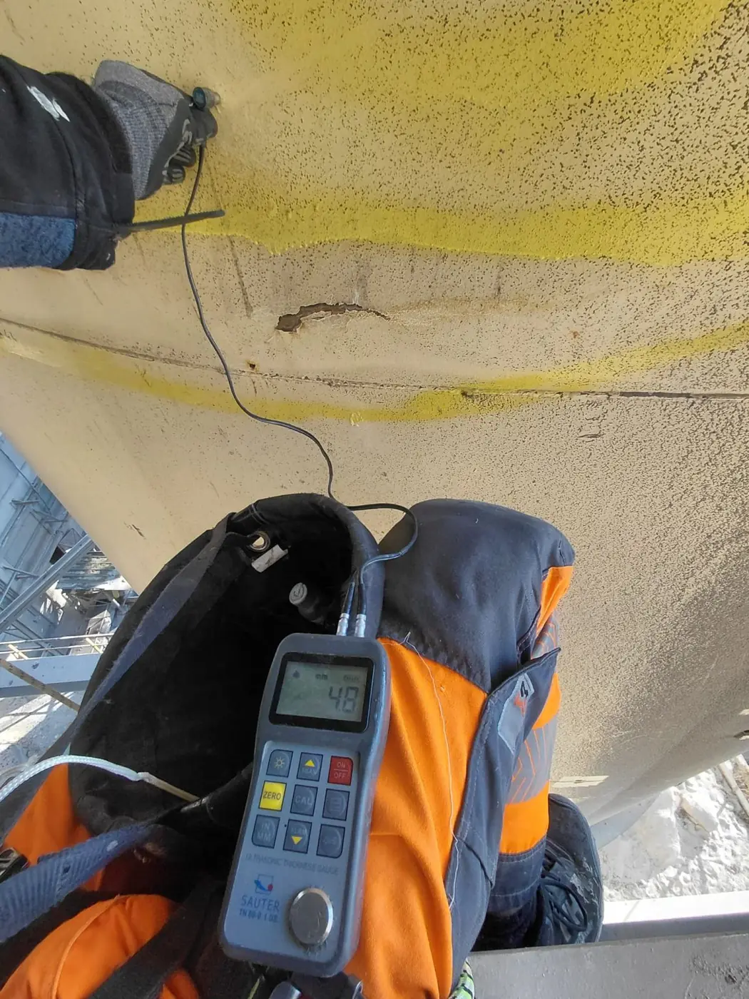 Sonde ultrasonore posée sur une paroi métallique
