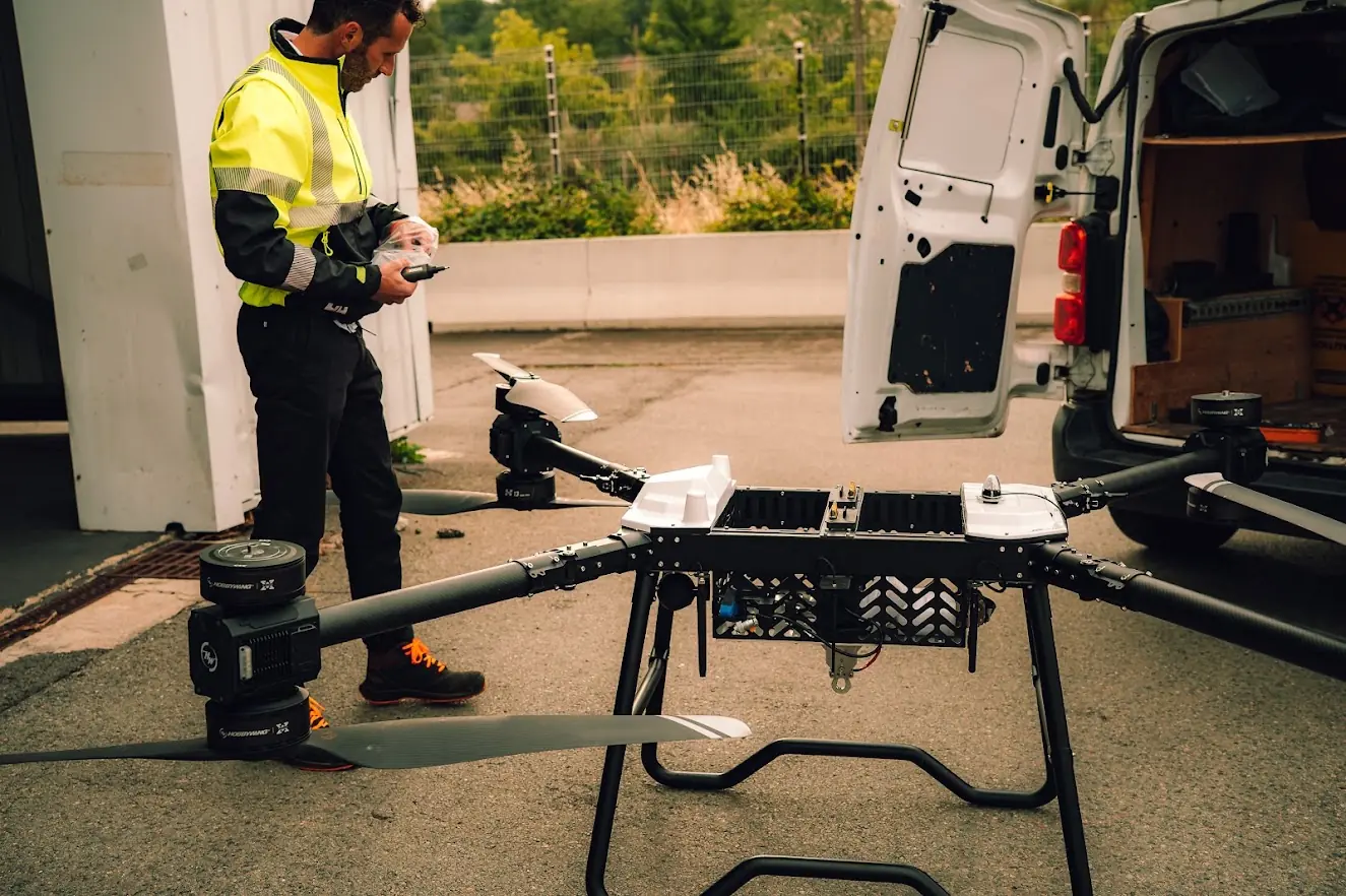 Télépilote préparant un drone d'inspection